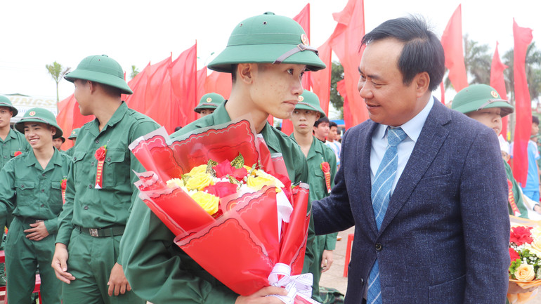 Lãnh đạo tỉnh Quảng Trị động viên các tân binh.