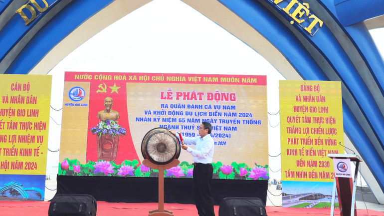 Phó Chủ tịch Thường trực Ủy ban nhân dân tỉnh Quảng Trị Hà Sỹ Đồng đánh trống phát lệnh. Phó Chủ tịch Thường trực Ủy ban nhân dân tỉnh Quảng Trị Hà Sỹ Đồng đánh trống phát lệnh.