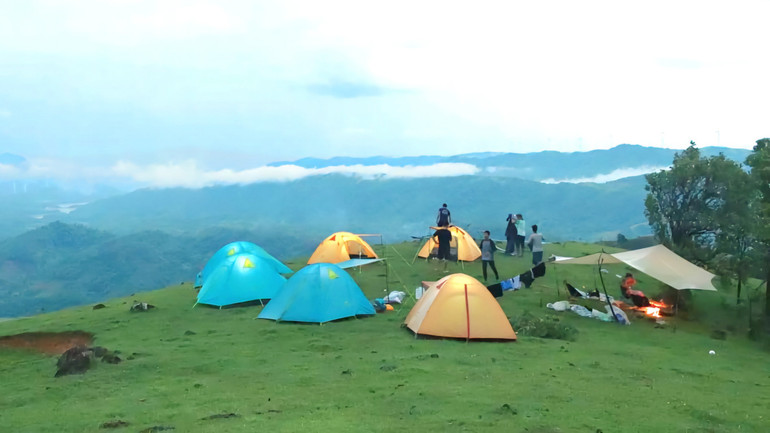 Du khách cắm trại trên đồi cỏ xinh đẹp Xa Reng để khám phá đặc ân đất trời.
