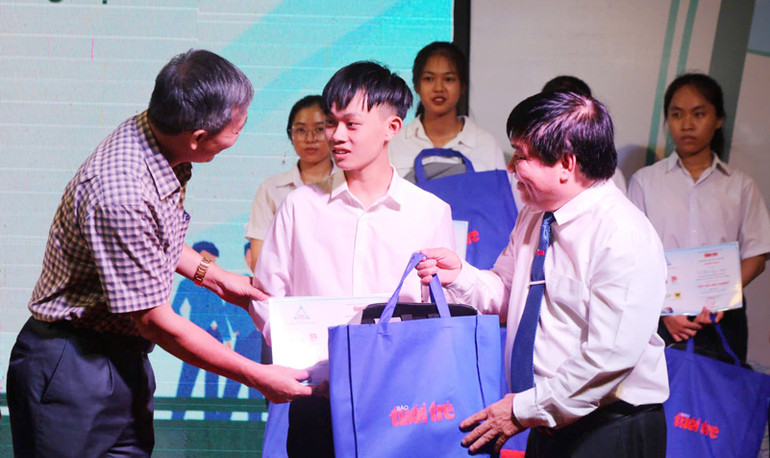 Phó Bí thư Thường trực Tỉnh ủy, Chủ tịch Hội đồng nhân dân tỉnh Quảng Trị Nguyễn Đăng Quang (bên trái) và Tổng Biên tập Báo Tuổi Trẻ Lê Thế Chữ trao học bổng cho tân sinh viên. Phó Bí thư Thường trực Tỉnh ủy, Chủ tịch Hội đồng nhân dân tỉnh Quảng Trị Nguyễn Đăng Quang (bên trái) và Tổng Biên tập Báo Tuổi Trẻ Lê Thế Chữ trao học bổng cho tân sinh viên.