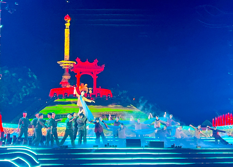 Xúc động các tiết mục của chương trình.