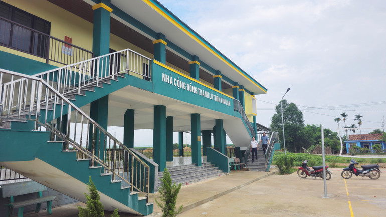 Cầu thang lên tầng trên của nhà tránh lũ có tay vịn bằng i-nox chắc chắn.