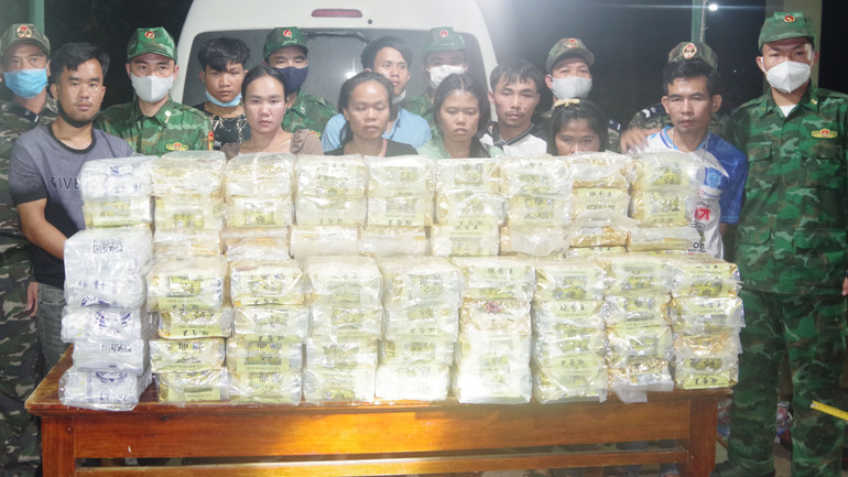 Các đối tượng cùng tang vật bị thu giữ. Các đối tượng cùng tang vật bị thu giữ.