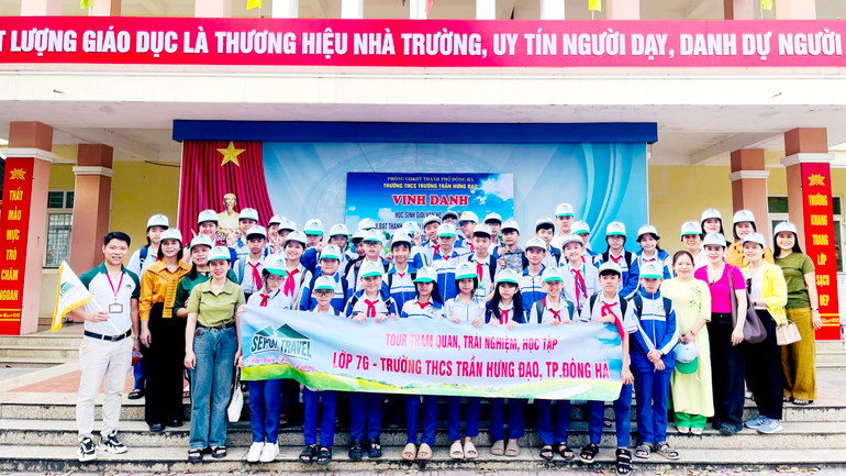 Các học sinh giỏi Trường trung học cơ sở Trần Hưng Đạo, thành phố Đông Hà trước khi xuất phát cùng tour du lịch giáo dục.