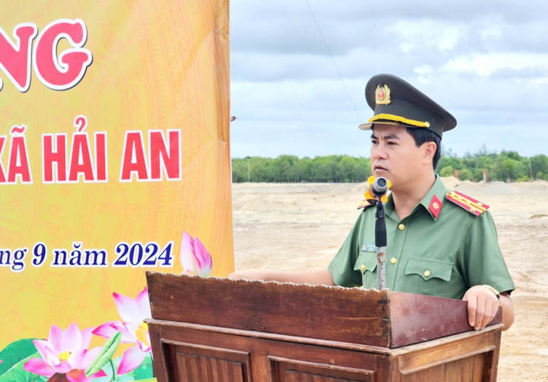 Đại tá Nguyễn Đức Hải, Giám đốc Công an tỉnh Quảng Trị phát lệnh đồng loạt khởi công xây dựng 40 trụ sở công an xã trên địa bàn tỉnh.