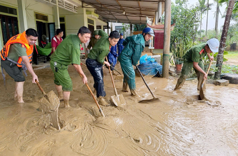 Công an Quảng Trị giúp dân khắc phục hậu quả mưa lũ.