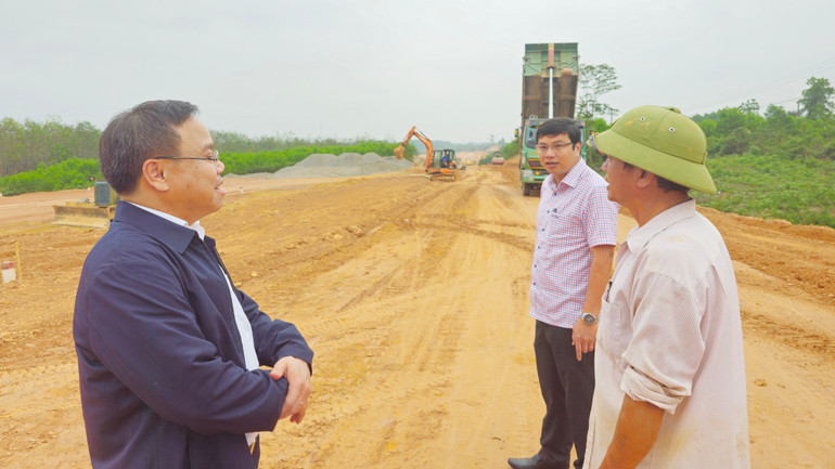 Phó Chủ tịch Ủy ban nhân dân tỉnh Quảng Trị Lê Đức Tiến kiểm tra công tác xây dựng khu tái định cư tại xã Linh Trường, huyện Gio Linh.