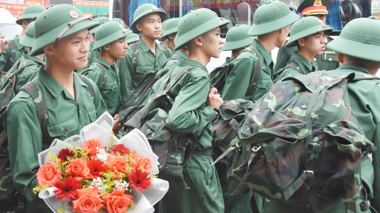 Tân binh Quảng Trị vui tươi lên đường làm nhiệm vụ bảo vệ Tổ quốc.