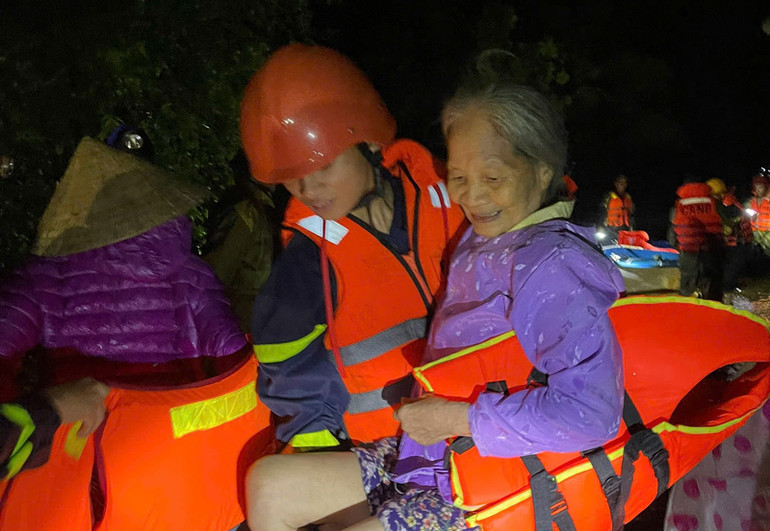 Người già và trẻ em được Công an Quảng Trị ưu tiên ứng cứu trước nhằm bảo đảm an toàn với thiên tai.