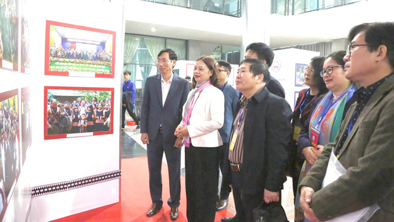Các đại biểu tham quan không gian trưng bày ảnh “Các dân tộc thiểu số Việt Nam đồng hành cùng sự phát triển đất nước”. Các đại biểu tham quan không gian trưng bày ảnh “Các dân tộc thiểu số Việt Nam đồng hành cùng sự phát triển đất nước”.