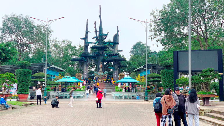 Du khách thích thú khi đến thăm Trung tâm hành hương Đức Mẹ La Vang ở huyện Hải Lăng. Du khách thích thú khi đến thăm Trung tâm hành hương Đức Mẹ La Vang ở huyện Hải Lăng.