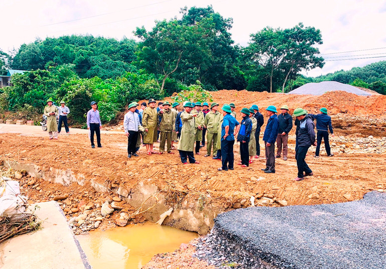 Lãnh đạo tỉnh Quảng Trị kiểm tra công tác khắc phục hậu quả mưa lũ làm hỏng tuyến đường tỉnh 571, đoạn qua thôn Xóm Mới, xã miền núi Vĩnh Ô.