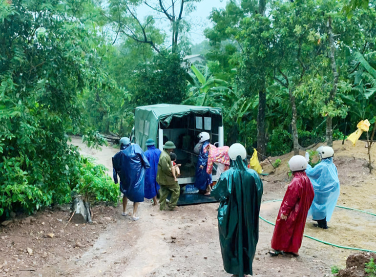 Công an các xã miền núi tỉnh Quảng Trị giúp sơ tán người dân đến nơi an toàn tránh lũ.
