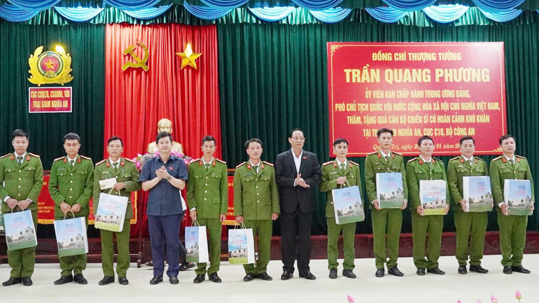 Phó Chủ tịch Quốc hội Thượng tướng Trần Quang Phương tặng quà Tết cho cán bộ, chiến sỹ có hoàn cảnh khó khăn của Trại giam Nghĩa An ở huyện Cam Lộ.