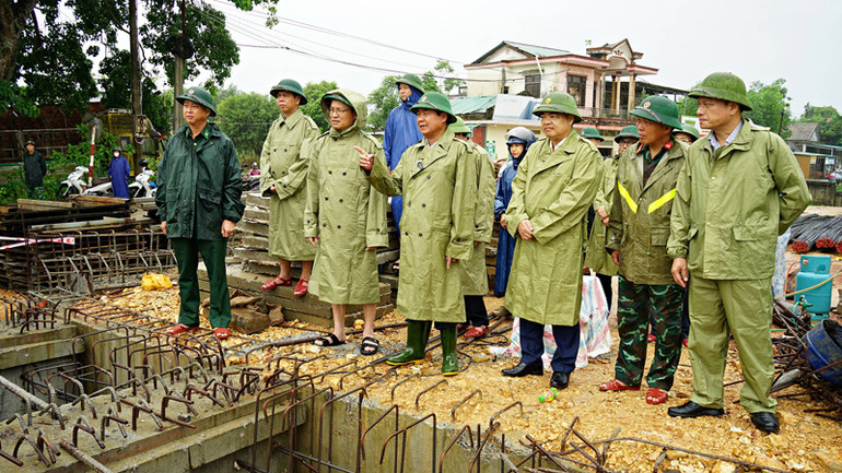 Phó Bí thư Tỉnh ủy, Chủ tịch Ủy ban nhân dân tỉnh Quảng Trị Võ Văn Hưng cùng đoàn công tác kiểm tra công tác phòng chống bão số 4 và hoàn lưu gây mưa lũ ở huyện Hải Lăng.