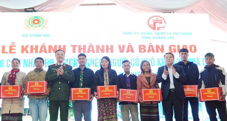 Thứ trưởng Công an Phạm Thế Tùng và Quyền Chủ tịch Ủy ban nhân dân tỉnh Hà Sỹ Đồng trao quà của Bộ Công an cho các hộ dân có hoàn cảnh khó khăn trên địa bàn huyện Hướng Hóa và Đakrông.