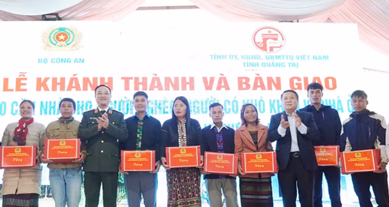 Thứ trưởng Công an Phạm Thế Tùng và Quyền Chủ tịch Ủy ban nhân dân tỉnh Hà Sỹ Đồng trao quà của Bộ Công an cho các hộ dân có hoàn cảnh khó khăn trên địa bàn huyện Hướng Hóa và Đakrông.