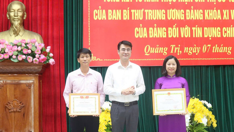 Phó Tổng Giám đốc Ngân hàng Chính sách xã hội Việt Nam Nguyễn Đức Hải trao Bằng khen của Bộ trưởng Kế hoạch và Đầu tư, Bằng khen của Chủ tịch Hội Cựu chiến binh Việt Nam cho cá nhân và tập thể có thành tích xuất sắc trong thực hiện Chỉ thị 40.