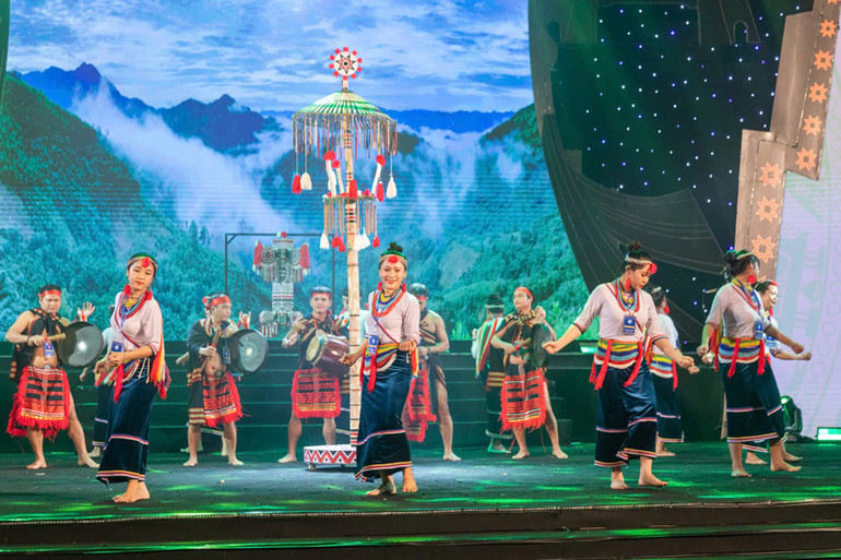 Màn múa hát của dân tộc Cor đến từ Quảng Ngãi.