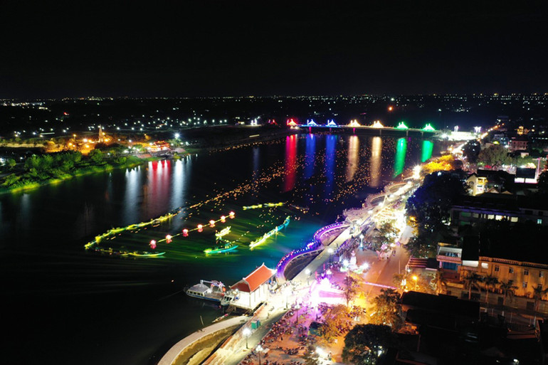 Tại bến thả hoa bờ nam sông Thạch Hãn.