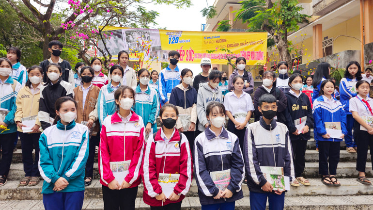 Năm học sinh đứng hàng đầu mồ côi cả cha và mẹ, có hoàn cảnh khó khăn đến với sự kiện.