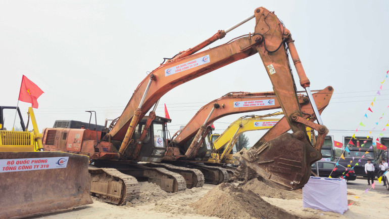 Các đơn vị thi công sẵn sàng ngay sau lễ triển khai xây dựng công trình Khu bến cảng Mỹ Thủy.