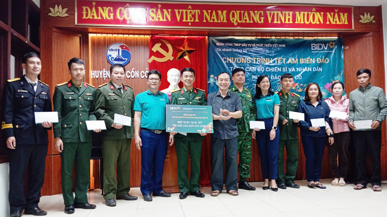 Cán bộ BIDV Chi nhánh Quảng Trị tặng quà cho cán bộ, chiến sĩ, nhân dân trên đảo Cồn Cỏ trước sự chứng kiến của lãnh đạo huyện. Cán bộ BIDV Chi nhánh Quảng Trị tặng quà cho cán bộ, chiến sĩ, nhân dân trên đảo Cồn Cỏ trước sự chứng kiến của lãnh đạo huyện.