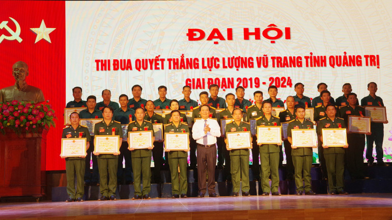 Phó Bí thư Tỉnh ủy, Chủ tịch Ủy ban nhân dân tỉnh Quảng Trị Võ Văn Hưng trao Bằng khen cho 20 tập thể, 30 cá nhân điển hình tiên tiến.