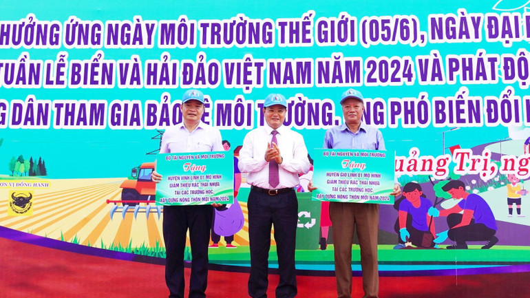 Bộ Tài nguyên và Môi trường tặng mô hình giảm thiểu rác thải nhựa trong xây dựng nông thôn mới cho 2 huyện Vĩnh Linh, Gio Linh.