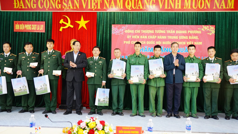 Phó Chủ tịch Quốc hội Trần Quang Phương tặng 10 suất quà Tết cho các cán bộ, chiến sĩ có hoàn cảnh khó khăn của Đồn Biên phòng Cửa khẩu Quốc tế La Lay.