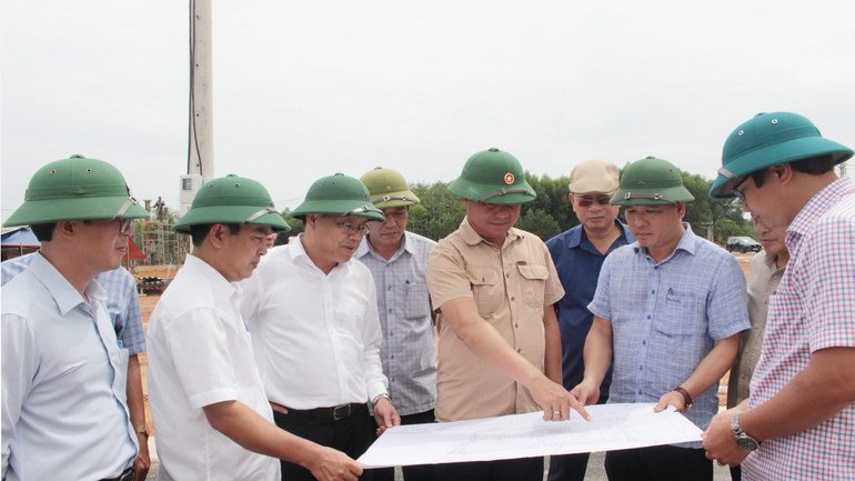 Lãnh đạo tỉnh Quảng Trị kiểm tra tiến độ thực hiện khu tái định cư Vĩnh Hà, huyện Vĩnh Linh. Lãnh đạo tỉnh Quảng Trị kiểm tra tiến độ thực hiện khu tái định cư Vĩnh Hà, huyện Vĩnh Linh.