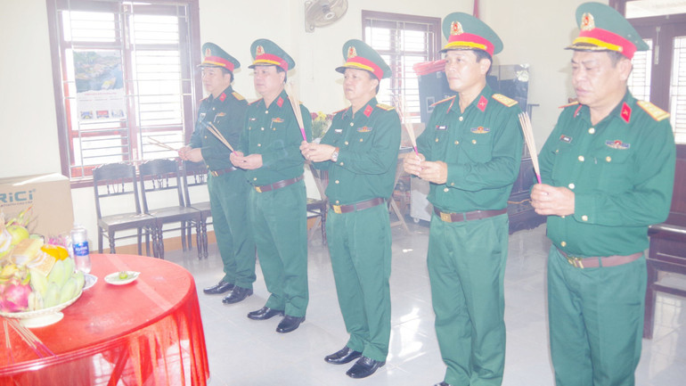 Đại tá Nguyễn Hữu Đàn, Chỉ huy trưởng Bộ Chỉ huy quân sự tỉnh Quảng Trị cùng đoàn công tác dâng hương, dâng hoa viếng các liệt sĩ; kiểm tra, chỉ đạo công tác tiếp tục tìm kiếm của Đội 584.