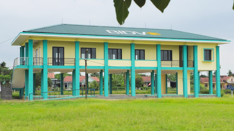 Nhà nhà văn hóa cộng đồng tránh lũ thôn Lam Thủy, xã Hải Hưng được xây dựng trong không gian rất đẹp, gần gũi khu dân cư.