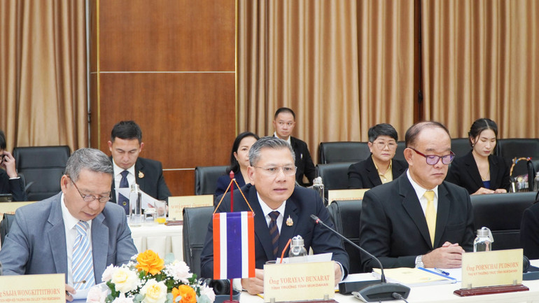 Tỉnh trưởng tỉnh Mukdahan Vorayan Bunarat phát biểu tại lễ ký kết.