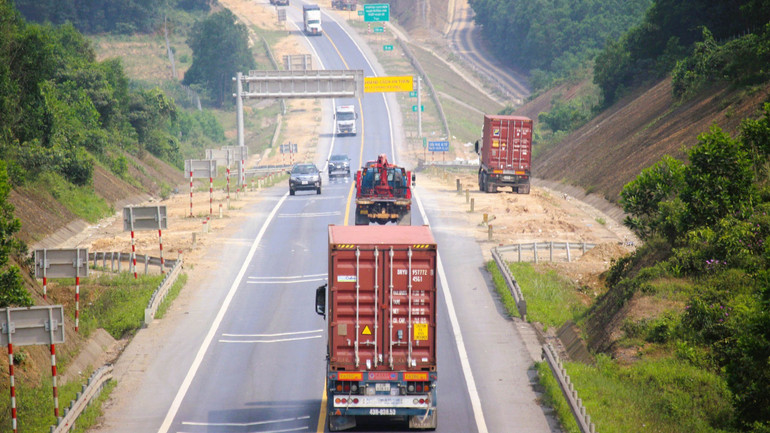 Theo phân luồng giao thông của Cục Đường, từ ngày 4/4, các phương tiện như xe khách trên 30 chỗ, xe giường nằm, xe đầu kéo, xe tải từ 6 trục trở lên không lưu thông trên cao tốc Cam Lộ-La Sơn.