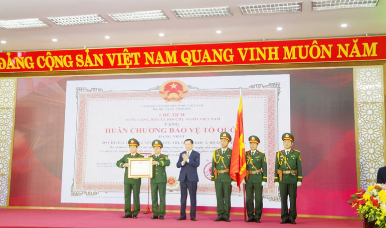 Ủy viên dự khuyết Trung ương Đảng, Bí thư Tỉnh ủy Quảng Trị, Bí thư Đảng ủy Quân sự tỉnh Nguyễn Long Hải trao Huân chương Bảo vệ Tổ quốc hạng Nhất tặng Bộ Chỉ huy Quân sự tỉnh Quảng Trị.