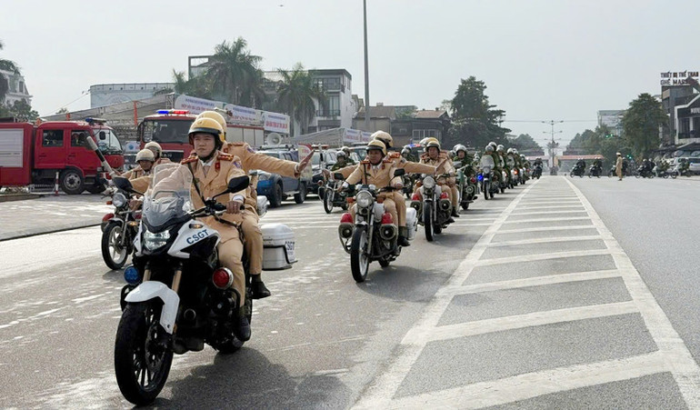 Các lực lượng Công an Quảng Trị ra quân ngay buổi lễ.