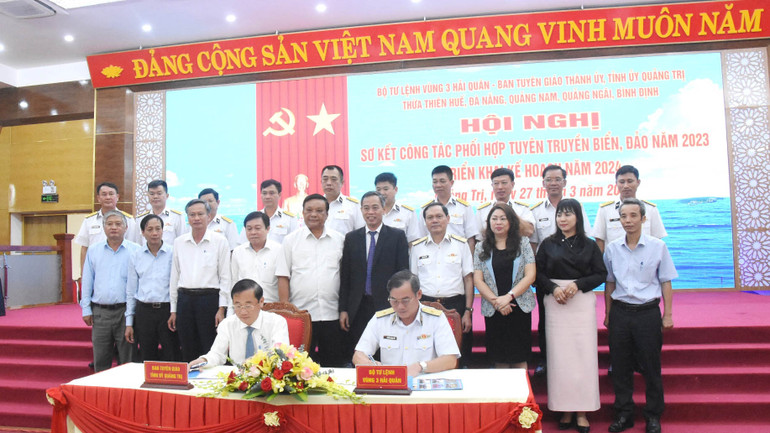 Ban Tuyên giáo Tỉnh ủy Quảng Trị ký cam kết phối hợp tuyên truyền biển, đảo với Vùng 3 Hải quân.