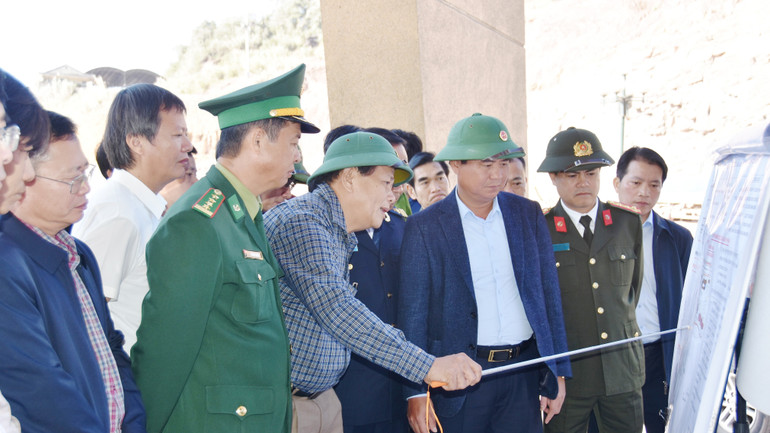 Và nghe các đơn vị báo cáo các dự án cơ sở hạ tầng triển khai tại khu vực cửa khẩu quốc tế La Lay.