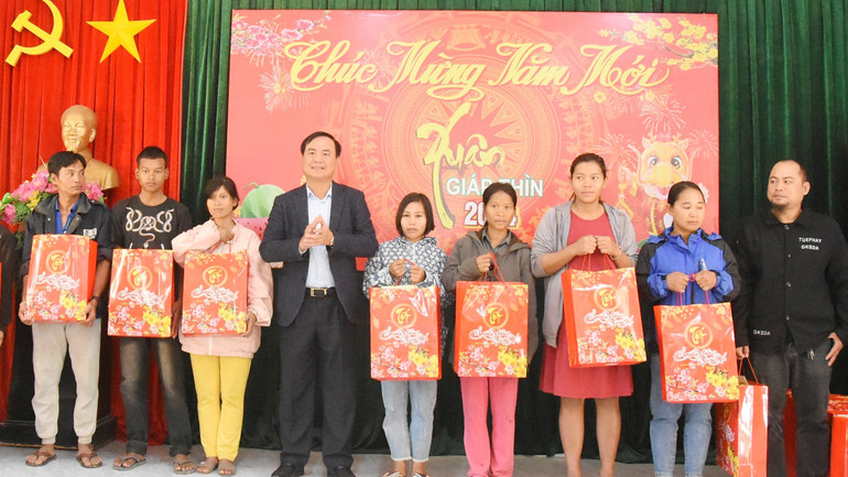 Đồng chí Võ Văn Hưng tặng quà Tết cho các hộ nghèo xã A Ngo.