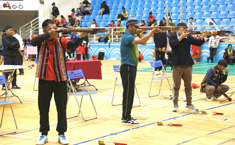 Các vận động viên nam tranh tài ở môn bắn nỏ. Các vận động viên nam tranh tài ở môn bắn nỏ.