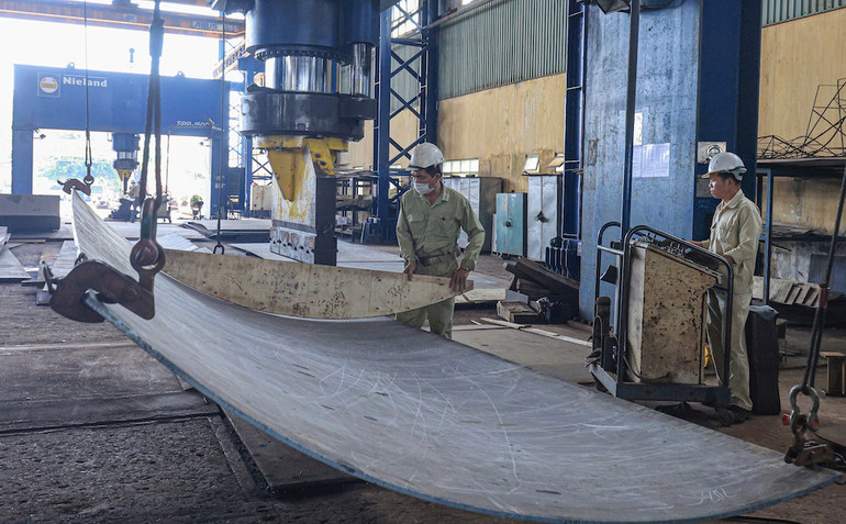 Công nhân Công ty Đóng tàu Sông Cấm thi công đóng tàu kéo-đẩy cho chủ tàu Damen (Hà Lan).