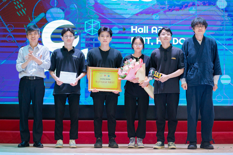 TS Nguyễn Ngọc Minh, Trưởng khoa Kỹ thuật điện tử Học viện Công nghệ Bưu chính Viễn thông (bên trái ảnh) và GS Kou Yamada, Đại học Gunma (Nhật Bản)(bên phải ảnh) trao giải cho đội về Nhất