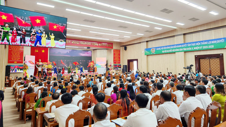 Biểu diễn văn nghệ chào mừng Đại hội.