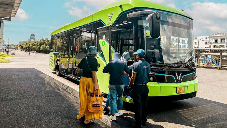 Hành khách trải nghiệm tuyến xe buýt điện thông minh đầu tiên tại Phú Quốc.