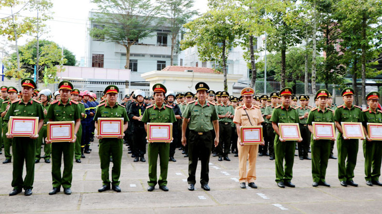 Giám đốc Công an tỉnh Kiên Giang đã tặng giấy khen cho cá nhân vì đã có thành tích trong công tác tuần tra, kiểm soát bảo đảm trật tự an toàn giao thông và phòng, chống tội phạm trên địa bàn tỉnh Kiên Giang. Giám đốc Công an tỉnh Kiên Giang đã tặng giấy khen cho cá nhân vì đã có thành tích trong công tác tuần tra, kiểm soát bảo đảm trật tự an toàn giao thông và phòng, chống tội phạm trên địa bàn tỉnh Kiên Giang.