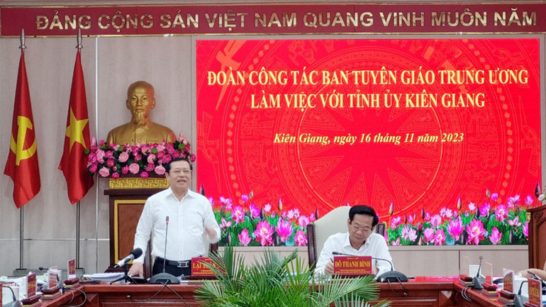 Đồng chí Lại Xuân Môn phát biểu tại buổi làm việc.