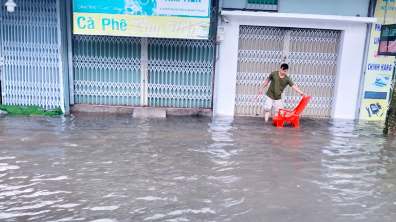 Tuyến đường Nguyễn Trung Trực, thành phố Rạch Giá bị ngập nặng do ảnh hưởng bão số 2.