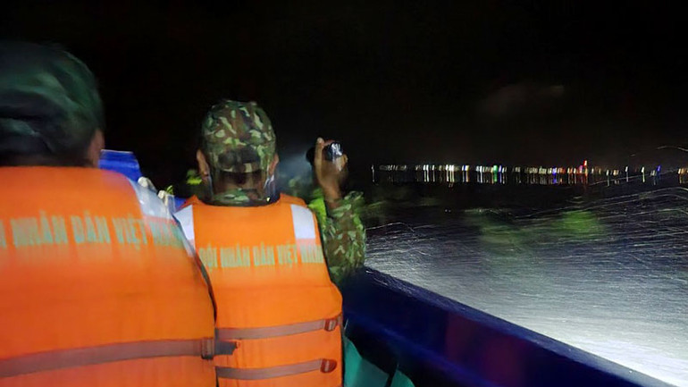 Đồn Biên phòng Tây Yên tổ chức tìm kiếm người bị nạn rạng sáng 2/7. (Ảnh: TIẾN VINH)