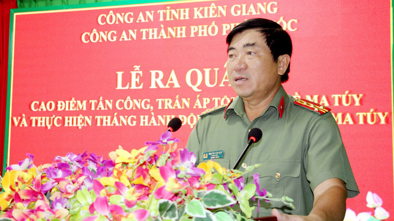 Đại tá Nguyễn Văn Hận, Giám đốc Công an tỉnh Kiên Giang, chỉ đạo các lực lượng làm nhiệm vụ tại lễ ra quân.